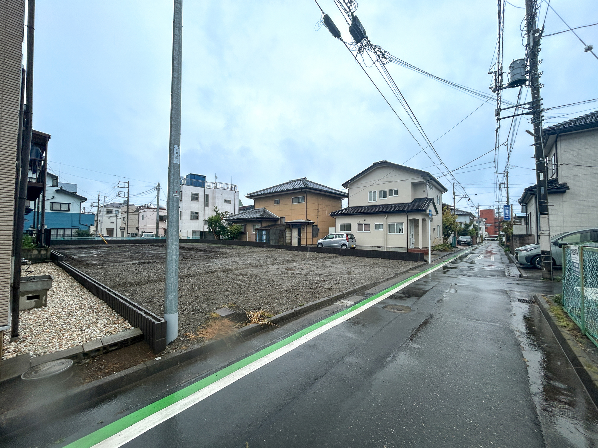 前橋市国領町第2　新築住宅全1の前面道路含む現地写真|低層の一戸建てを中心とした街並みが整然と続き、周辺は高い建物が建っていないので、採光や開放性に恵まれ、空が広く緑の多い閑静な趣を感じる環境です。

