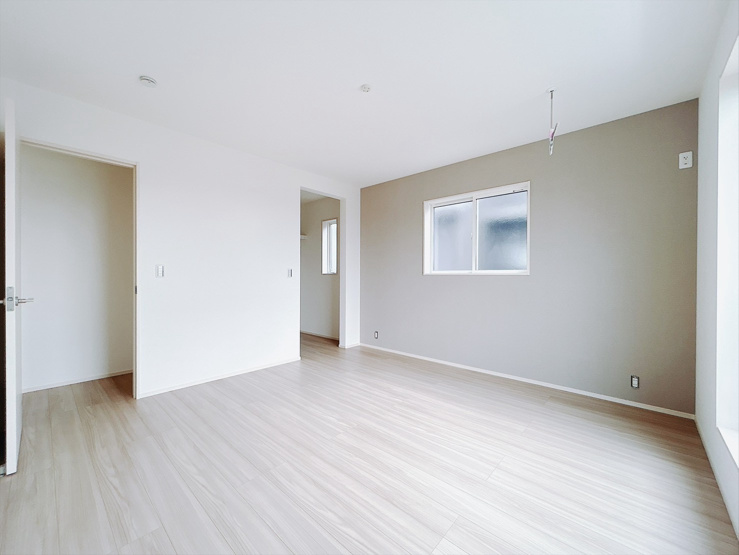 5号棟　◆主寝室8帖◆　大型家具もゆったりと配置できる落ち着きのある8帖の主寝室。南向きの窓から心地よい陽が差し込むプライベート空間です。