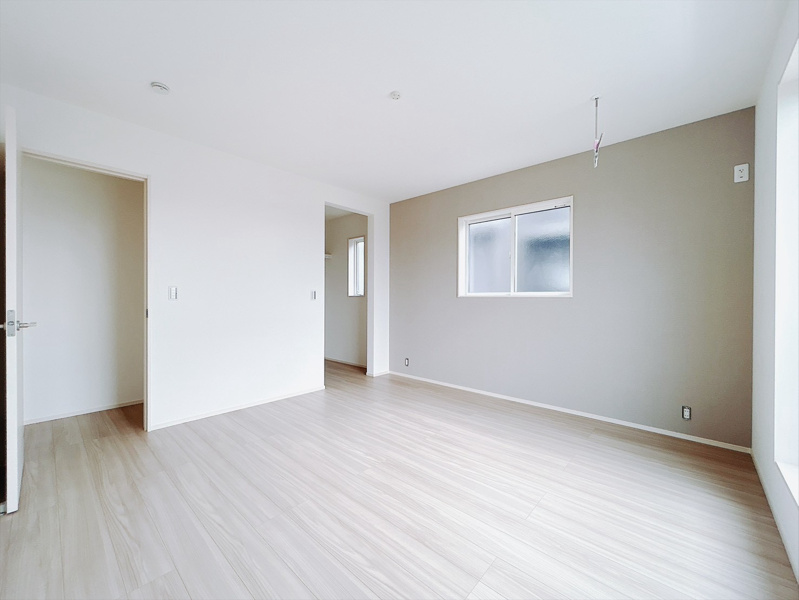 5号棟　◆主寝室8帖◆　大型家具もゆったりと配置できる落ち着きのある8帖の主寝室。南向きの窓から心地よい陽が差し込むプライベート空間です。
