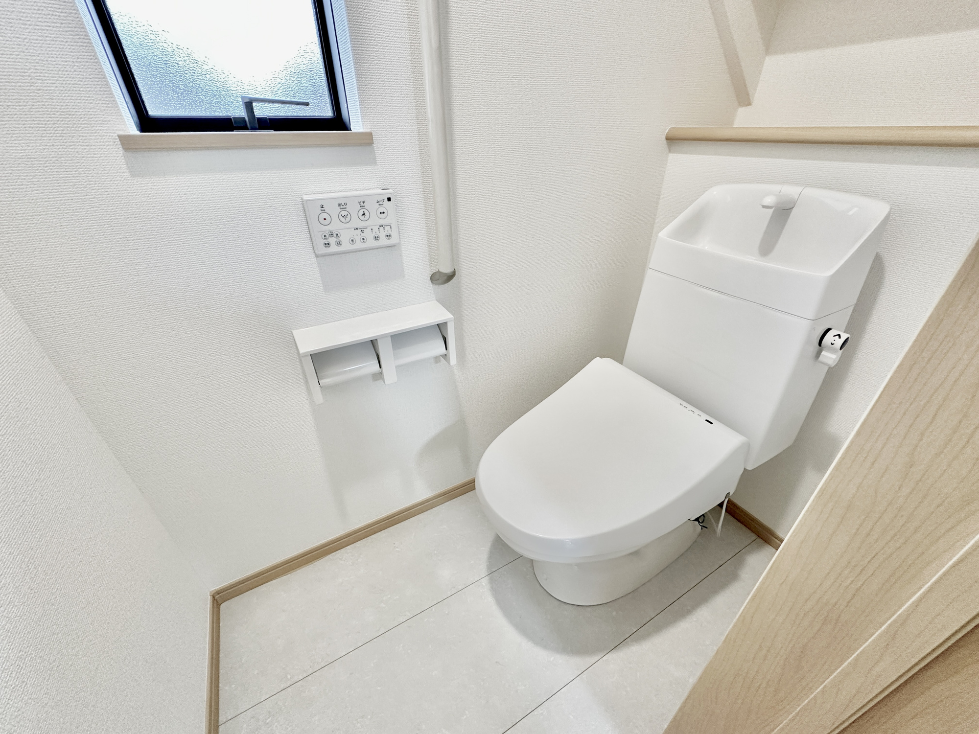 宇都宮市御幸ヶ原町126番　新築住宅全１棟のトイレ|節水型でエコなトイレには、今では当たり前の洗浄付き。便座を温める機能もついていて、居心地良くてトイレから出られなくなるかも！換気用に換気扇はもちろん、窓も着いているので常に快適ですね♪