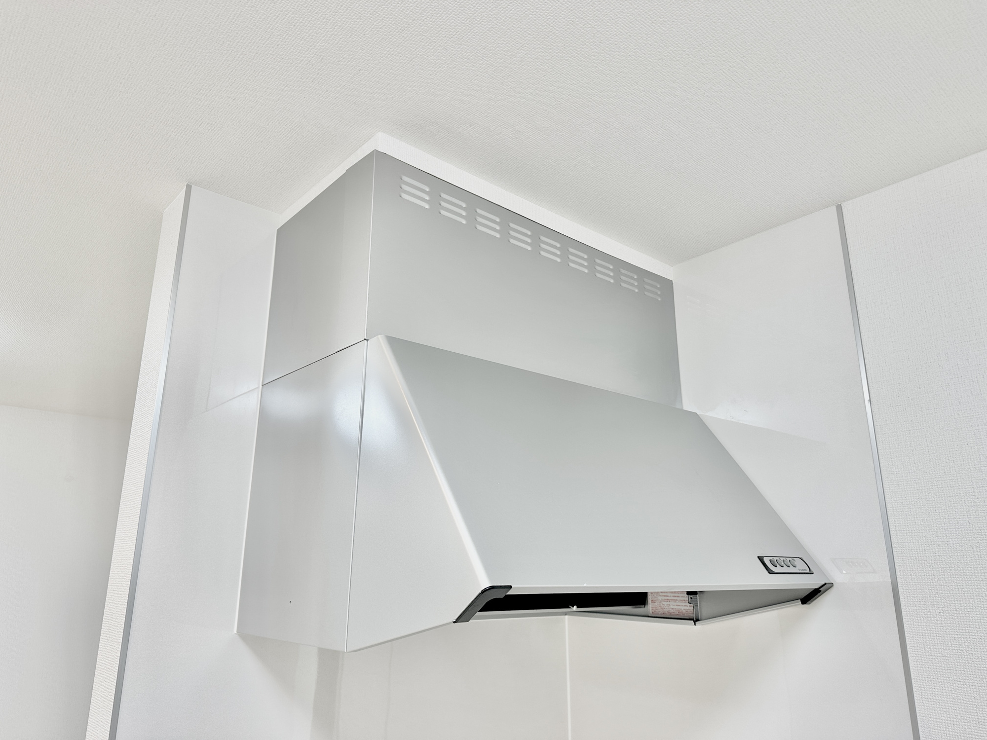 宇都宮市御幸ヶ原町126番　新築住宅全１棟の発電・温水設備|キッチンの見た目もスッキリし、稼働している時も音が静かなレンジフード。