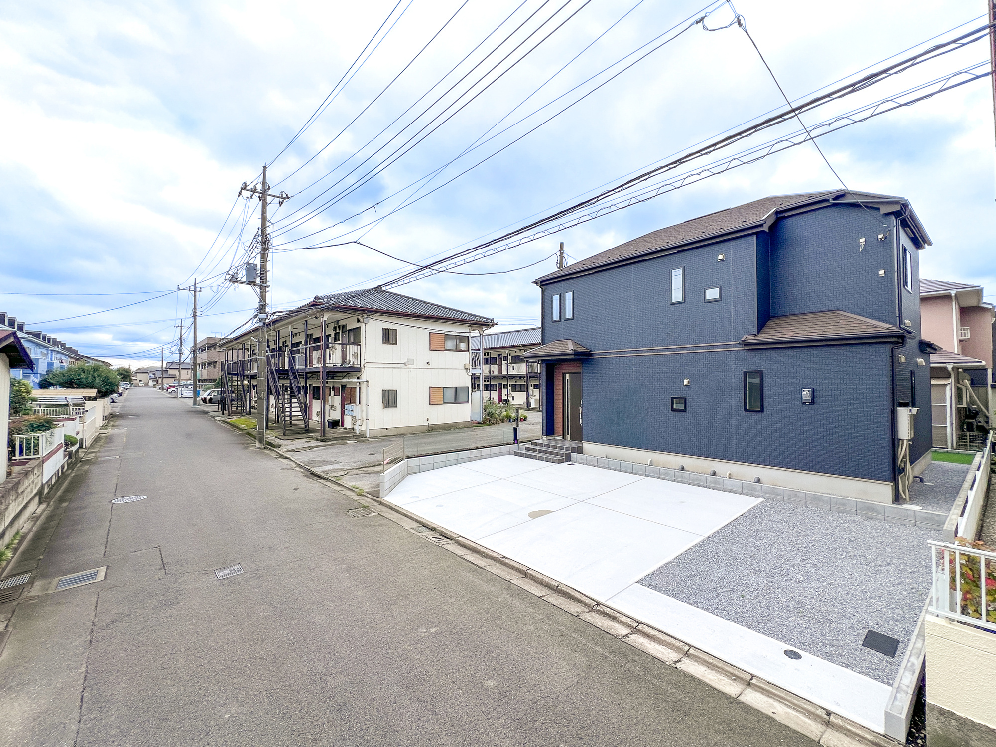 宇都宮市御幸ヶ原町126番　新築住宅全１棟の前面道路含む現地写真|低層の一戸建てを中心とした街並みが整然と続き、周辺は高い建物が建っていないので、採光や開放性に恵まれ、空が広く緑の多い閑静な趣を感じる環境です。

