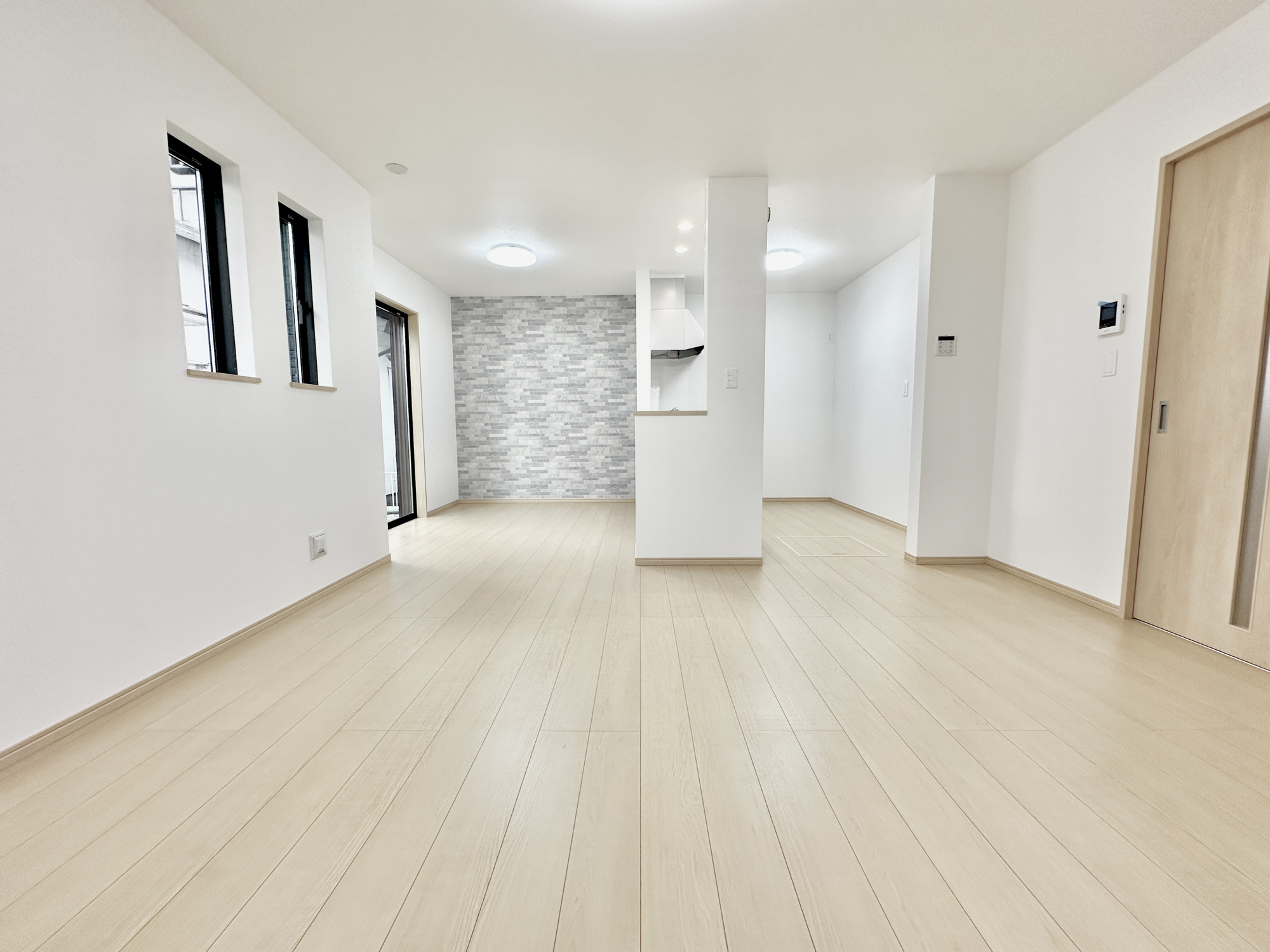 宇都宮市御幸ヶ原町126番　新築住宅全１棟の居間・リビング|南向きに大きく開いた窓からは、明るい陽射しが射し込みます。
爽やかな風が吹き抜ける心地良いリビングには、自然と家族が集まります。