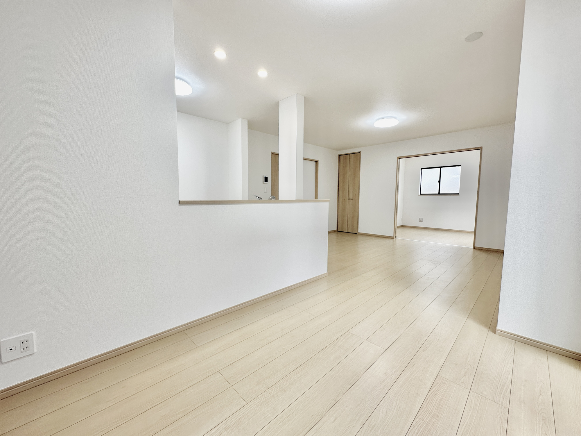 宇都宮市御幸ヶ原町126番　新築住宅全１棟の居間・リビング|オープンな空間を生み出す、こだわりの広がりとゆとり。家族と過ごす時間を大切にしたい方にぴったりの明るくゆとりある住空間です。南側の窓からの日差しがリビングの隅々までしっかりと届きます！ 
