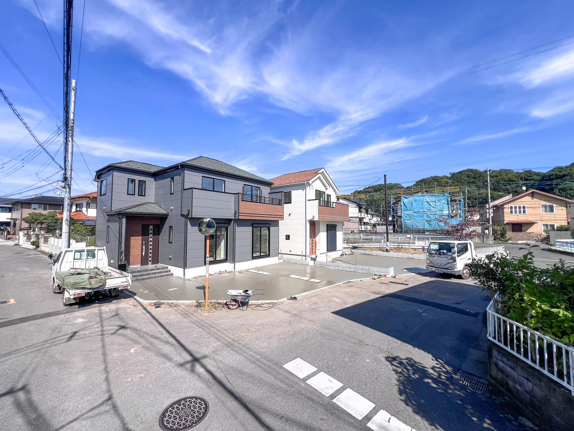宇都宮市戸祭町2145番　新築住宅全２棟の前面道路含む現地写真|閑静な住宅地で子育て家族にピッタリ。毎日のお散歩も快適な緑に恵まれたエリアで、自然に包まれた穏やかな暮らしを実現するための、ゆとりある住環境が整っています。

