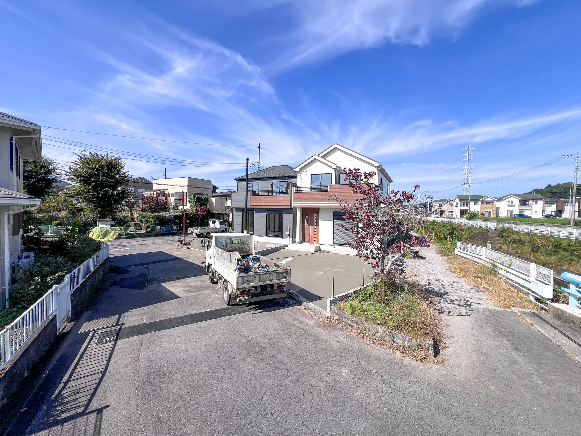 宇都宮市戸祭町2145番　新築住宅全２棟の前面道路含む現地写真|低層の一戸建てを中心とした街並みが整然と続き、周辺は高い建物が建っていないので、採光や開放性に恵まれ、空が広く緑の多い閑静な趣を感じる環境です。

