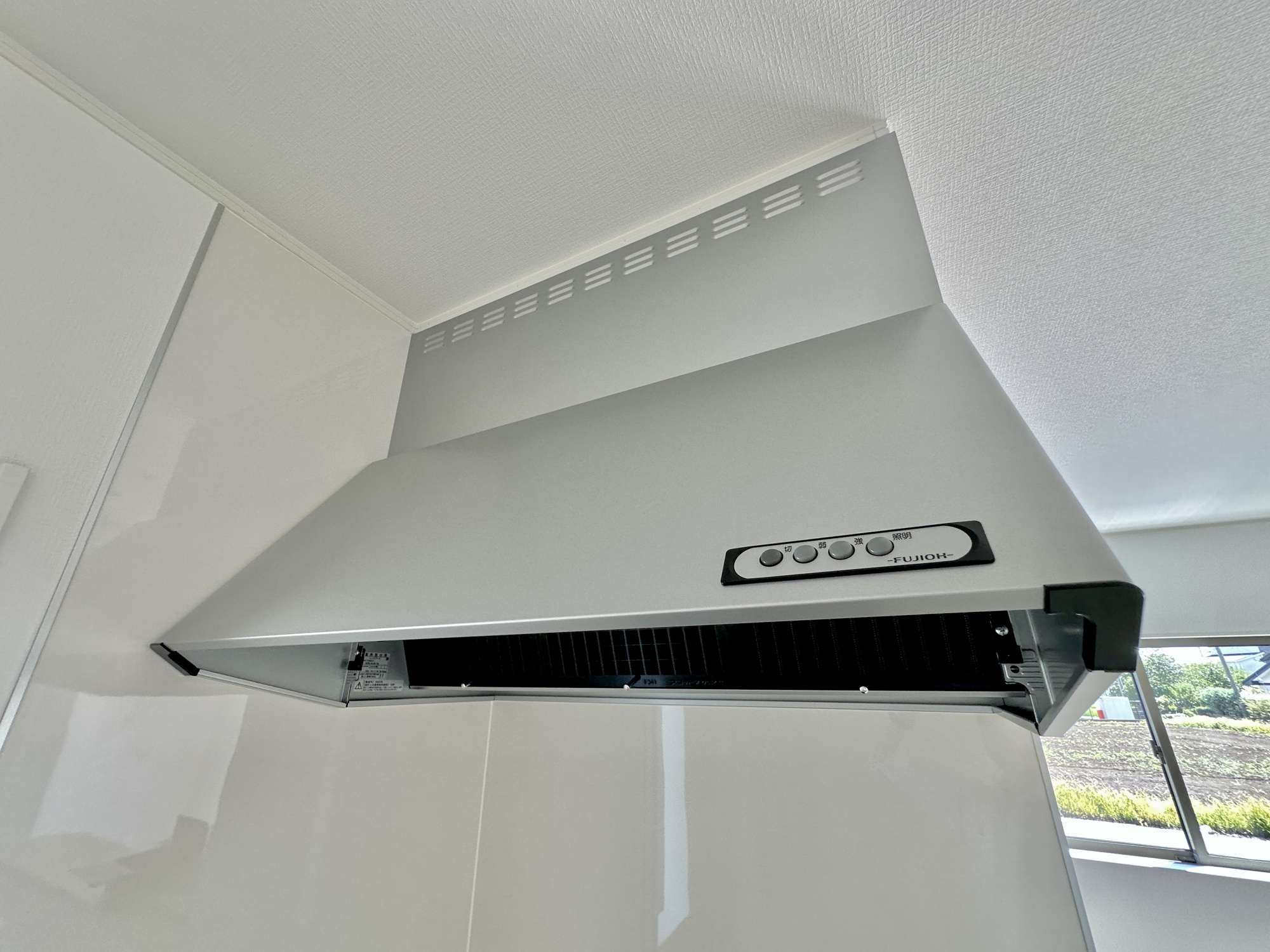 佐野市出流原町の新築一戸建の設備|【同社施工例】キッチンの見た目もスッキリし、稼働している時も音が静かなレンジフード。