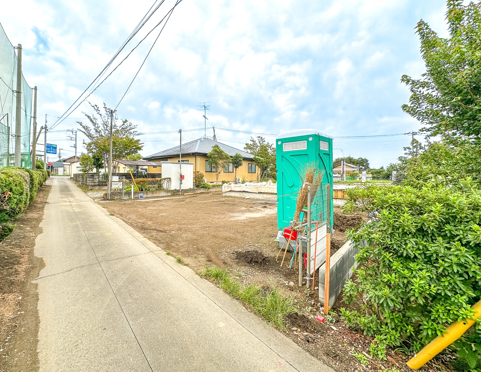 佐野市出流原町の新築一戸建の前面道路含む現地写真|閑静な住宅地で子育て家族にピッタリ。毎日のお散歩も快適な緑に恵まれたエリアで、自然に包まれた穏やかな暮らしを実現するための、ゆとりある住環境が整っています。


