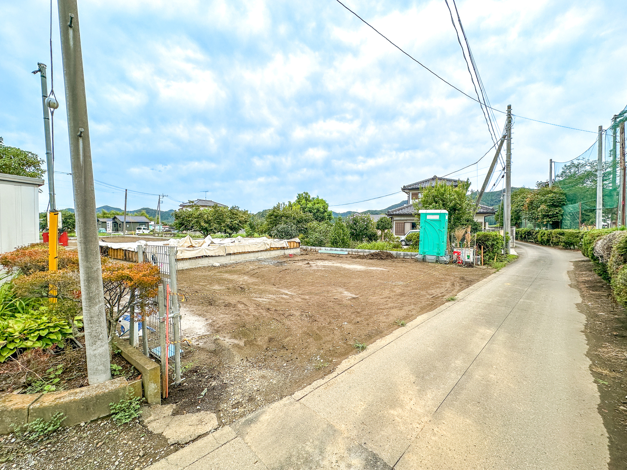 佐野市出流原町の新築一戸建の前面道路含む現地写真|低層の一戸建てを中心とした街並みが整然と続き、周辺は高い建物が建っていないので、採光や開放性に恵まれ、空が広く緑の多い閑静な趣を感じる環境です。

