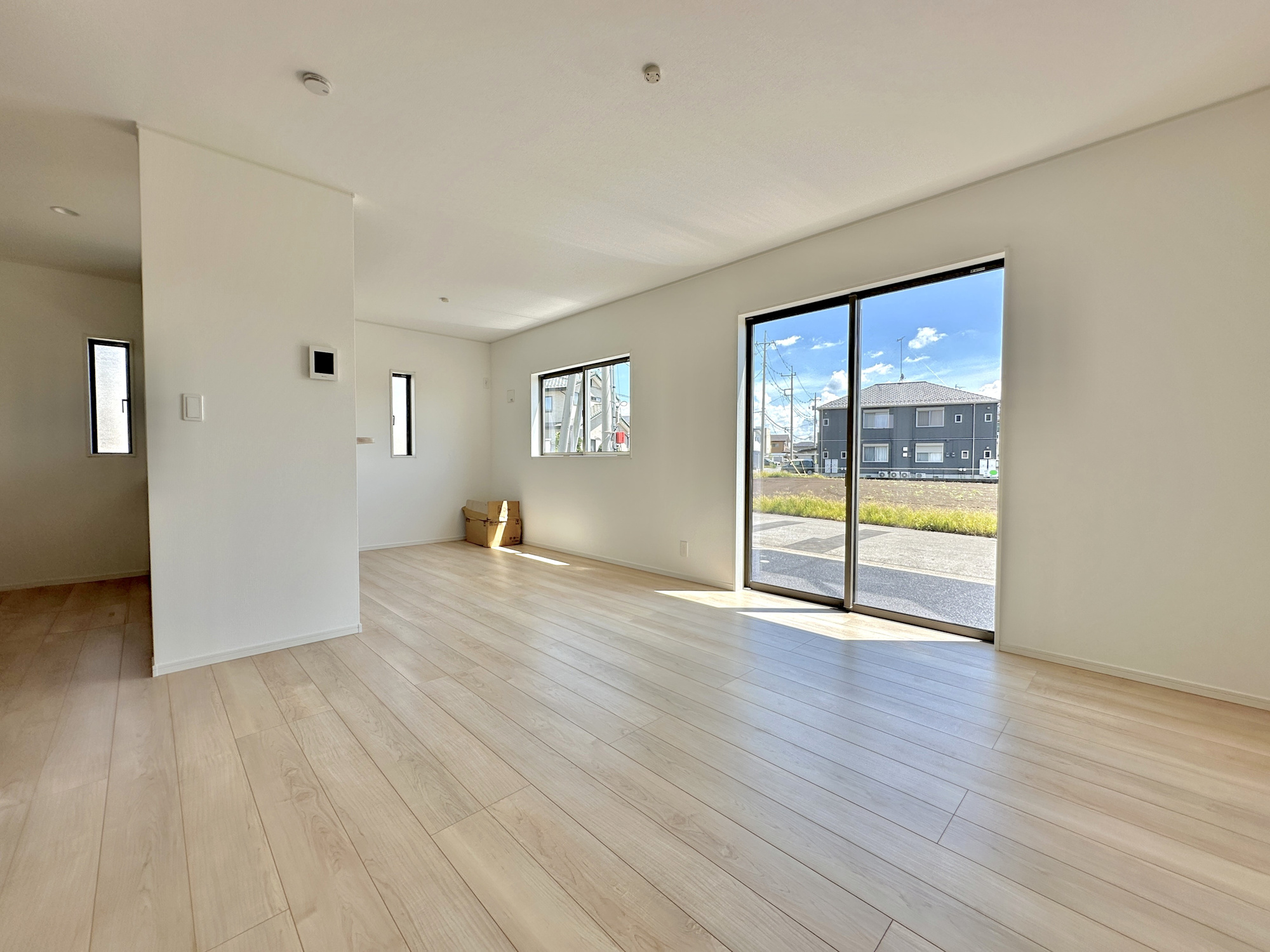 佐野市出流原町の新築一戸建の居間・リビング|【同社施工例】室内にいても、たっぷりの陽光と爽やかな風を感じて頂ける、開放感あふれるリビングです。
ご家族と穏やかに過ごす、心地の良い時間が流れます。　