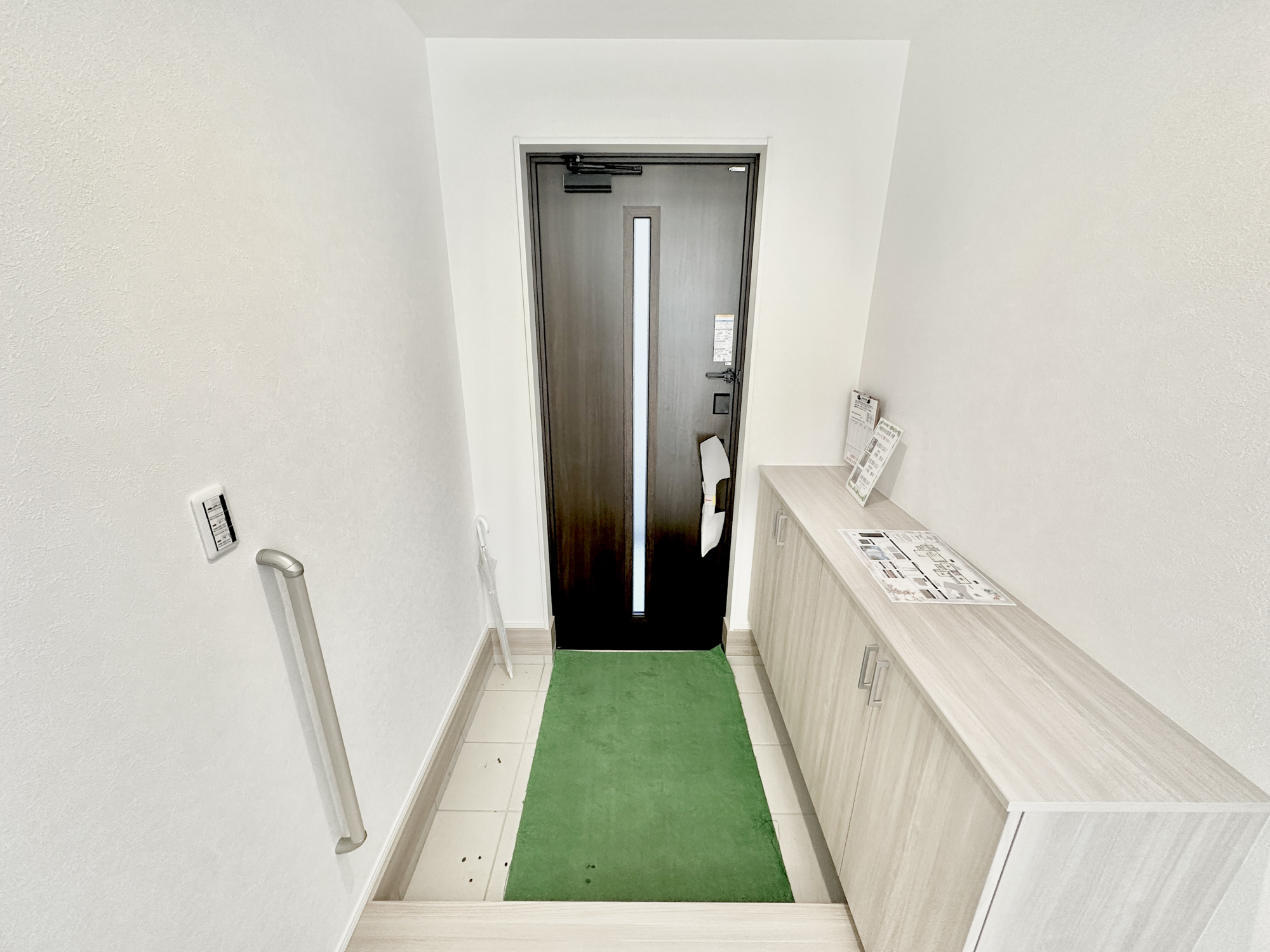 宇都宮市日の出１丁目の新築一戸建の内装|住まう人も来客も入った時にワクワクさせてくれるオシャレな玄関♪
収納もたっぷりあるので、靴がたくさんあっても安心！