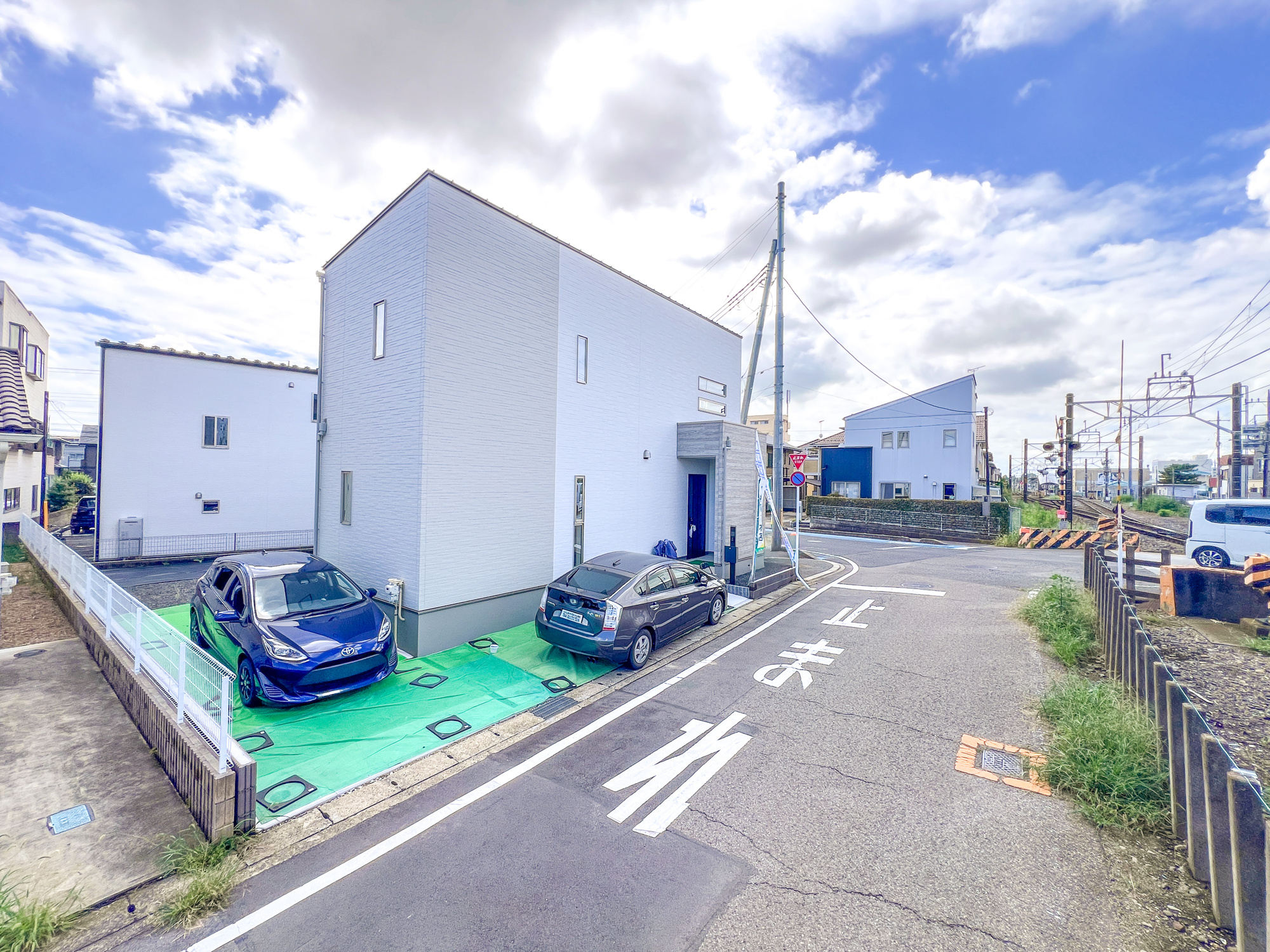 宇都宮市日の出１丁目の新築一戸建の前面道路含む現地写真|前面道路は閑静な住宅地をはしる車通りの少ない道路。お車の出し入れが苦手なママや小さなお子様にも安心ですね。しっかり舗装もされているので、ベビーカーや自転車で通っても快適に通行できます。