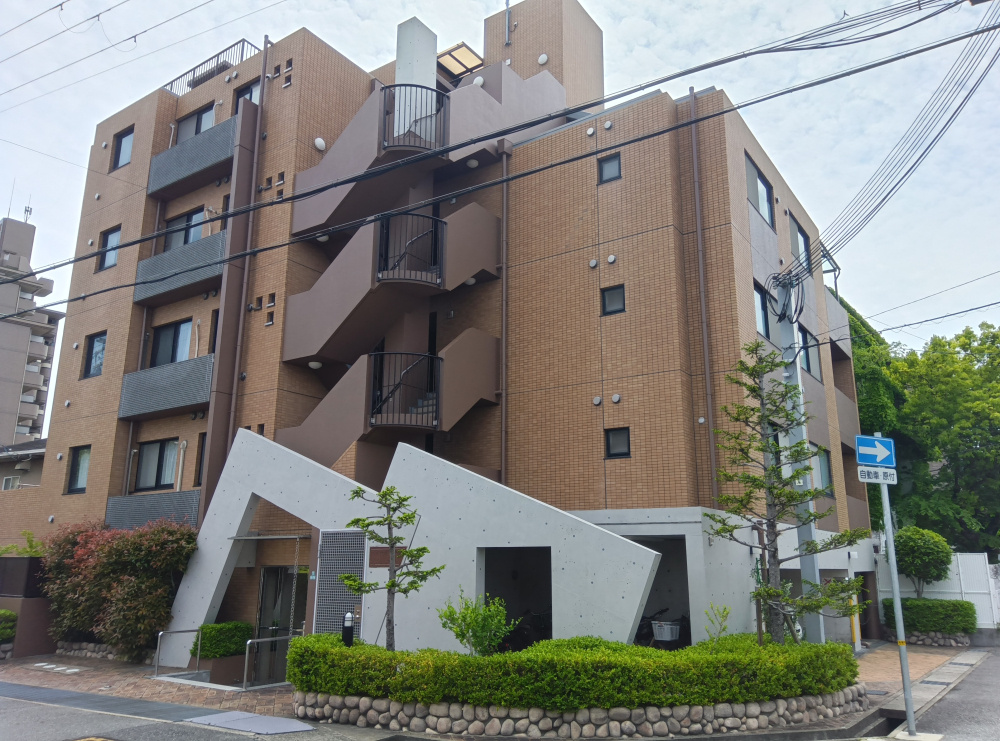 ロイヤル甲東園の外観|角地です