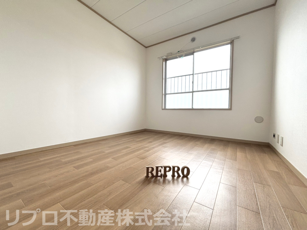 天王台ファミールハイツ２号棟の洋室|北東向きの洋室４．５帖。朝の光が差し込む、落ち着いた雰囲気で寝室や書斎としてもご活用できます！