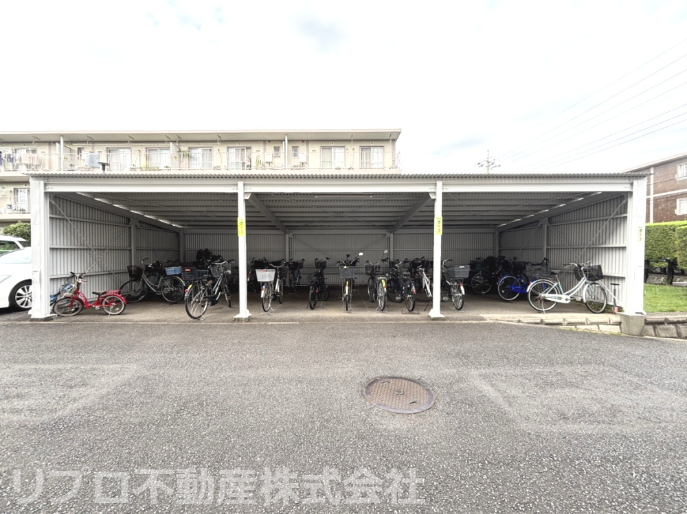 天王台ファミールハイツ２号棟の駐輪場|屋根付きの駐輪場が無料で利用可能！雨の日で安心して自転車をとめられます！
