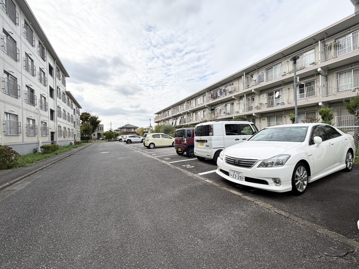 天王台ファミールハイツ２号棟の駐車場|敷地内に駐車場完備！お車をお持ちの方も安心して駐車できます！
