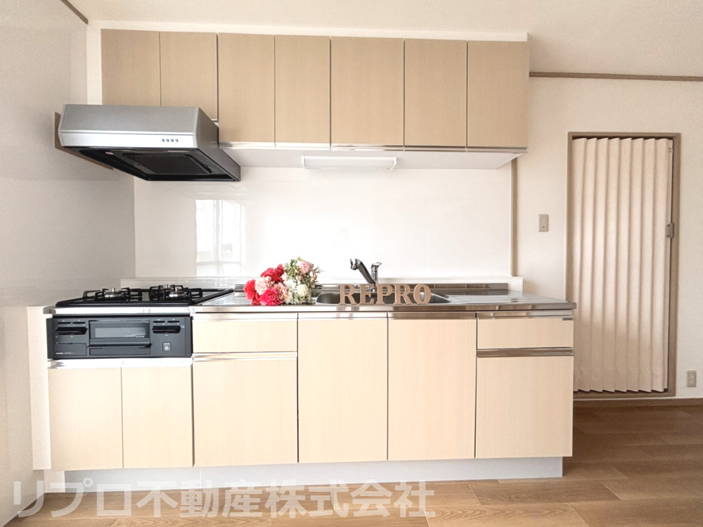 天王台ファミールハイツ２号棟のキッチン|リフォーム済みのキッチンは清潔感があり、３口コンロでお料理もはかどり、使い勝手の良い空間です！