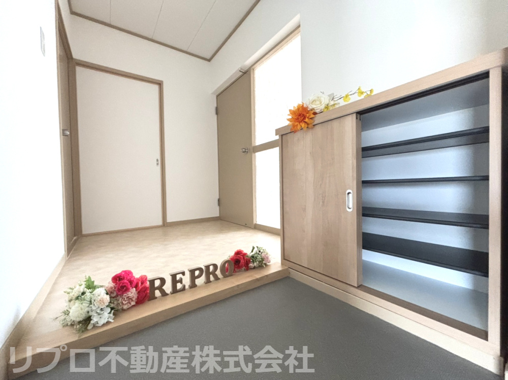 天王台ファミールハイツ２号棟の玄関|玄関には靴収納があり、すっきりと片付きます！