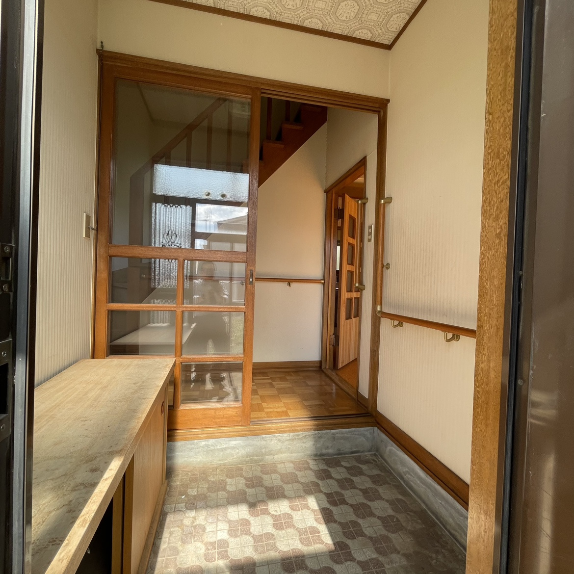 室蘭市八丁平4丁目25-15　中古住宅の玄関