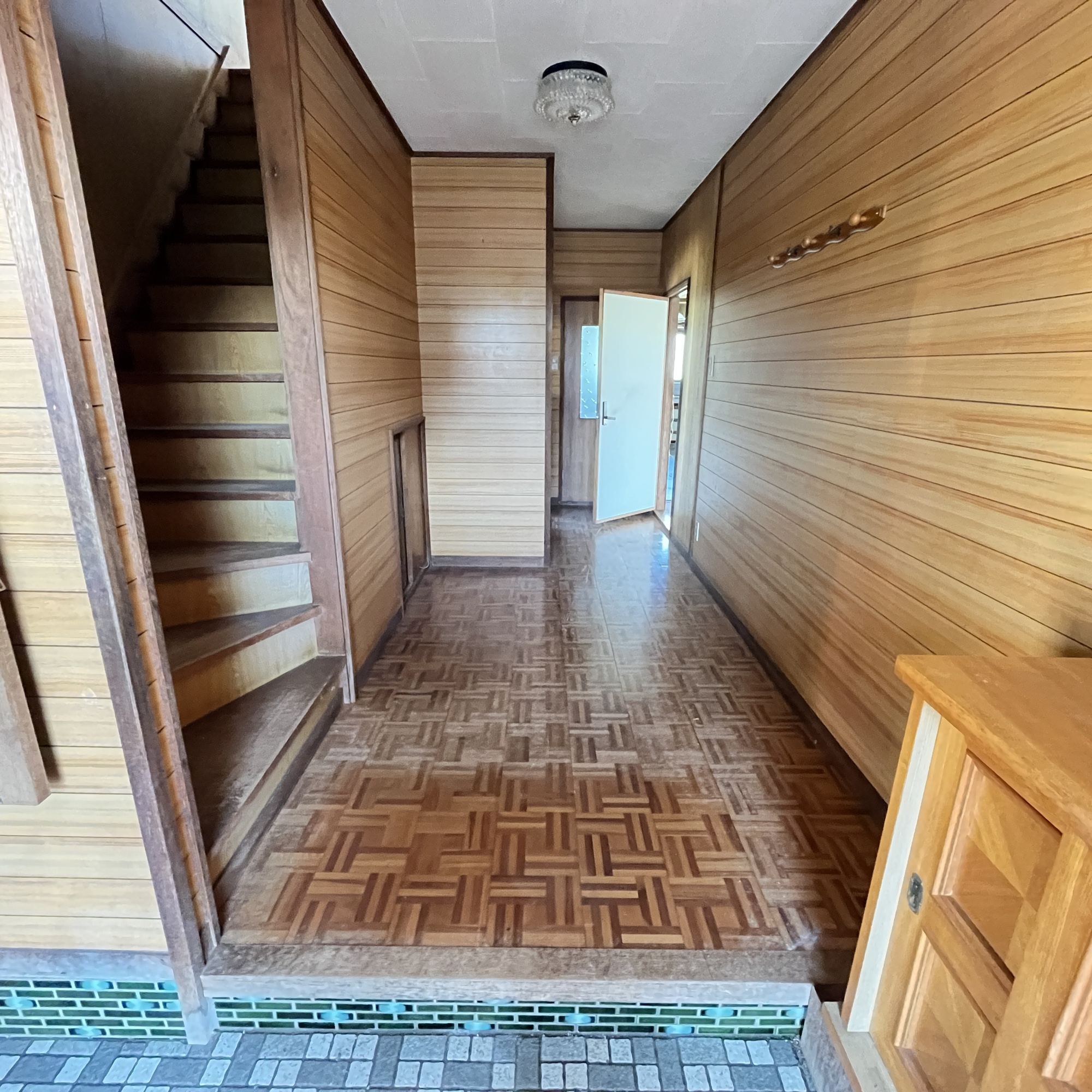 室蘭市白鳥台5丁目25-4　中古住宅の玄関