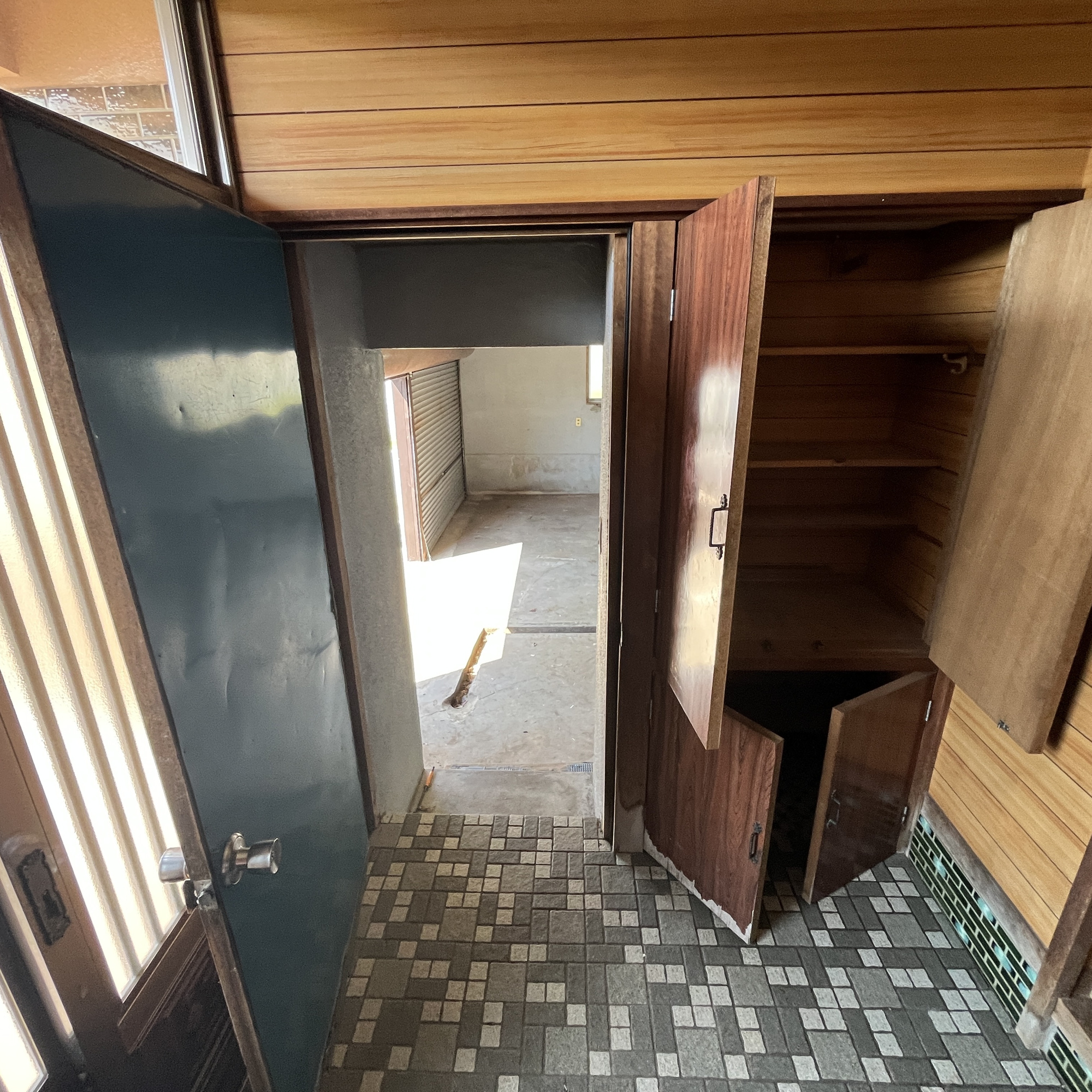 室蘭市白鳥台5丁目25-4　中古住宅の玄関