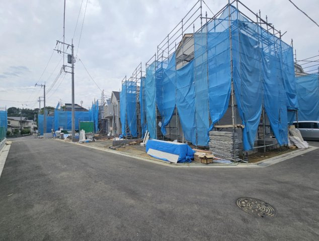 横浜市瀬谷区北新 新築戸建て【仲介手数料無料】カースペース2台の前面道路含む現地写真