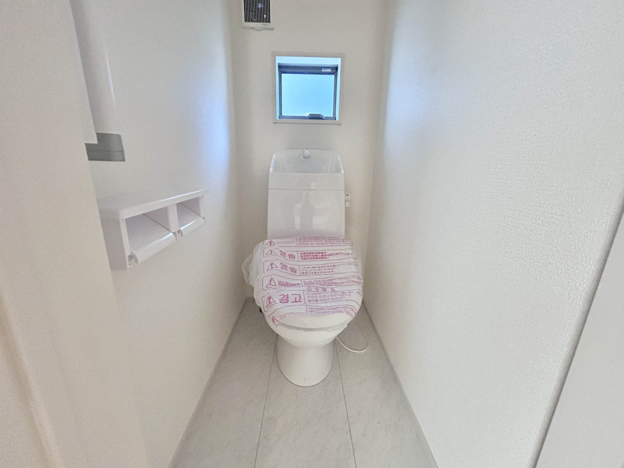 前橋市幸塚町第2　新築住宅全2棟のトイレ|節水型でエコなトイレには、今では当たり前の洗浄便座付き。便座を温める機能もついていて、居心地良くてトイレから出られなくなるかも！換気用に換気扇はもちろん、窓も着いているので常に快適ですね♪
