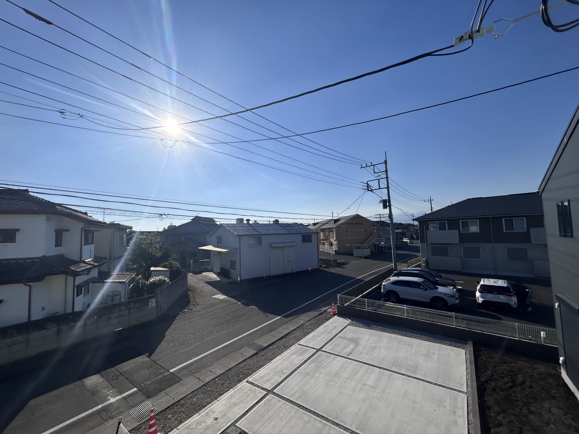 前橋市幸塚町第2　新築住宅全2棟の展望|前面道路は閑静な住宅地をはしる車通りの少ない道路。お車の出し入れが苦手なママや小さなお子様にも安心ですね。しっかり舗装もされているので、ベビーカーや自転車で通っても快適に通行できます。
