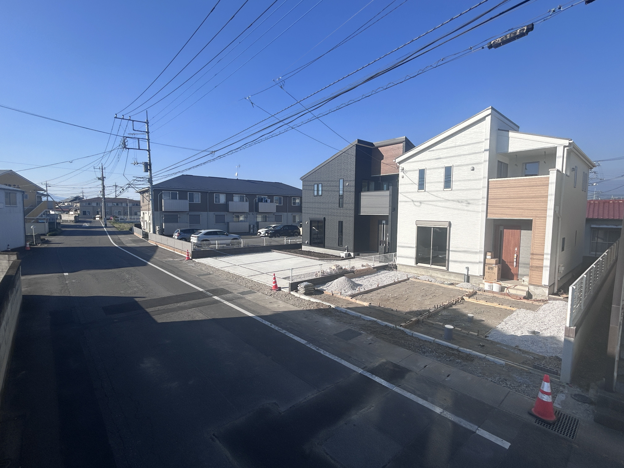 前橋市幸塚町第2　新築住宅全2棟の前面道路含む現地写真|低層の一戸建てを中心とした街並みが整然と続き、周辺は高い建物が建っていないので、採光や開放性に恵まれ、空が広く緑の多い閑静な趣を感じる環境です。

