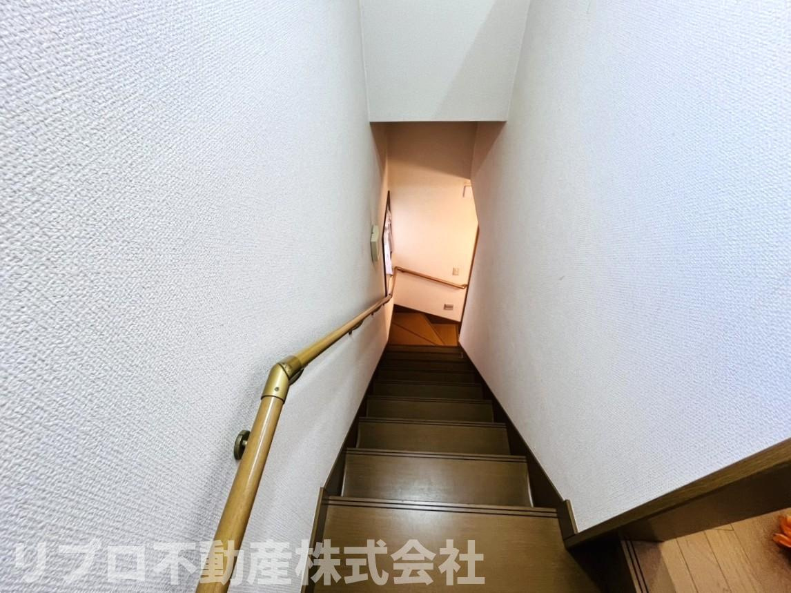 野田市柳沢戸建の内装|手すり付きの階段で安心です♪