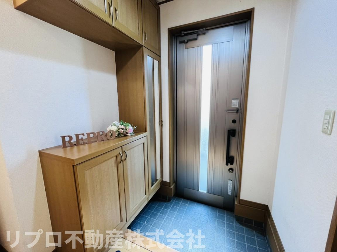 野田市柳沢戸建の玄関|ミラー付きシューズボックス♪玄関スペースは広めです。階段下収納もあり♪