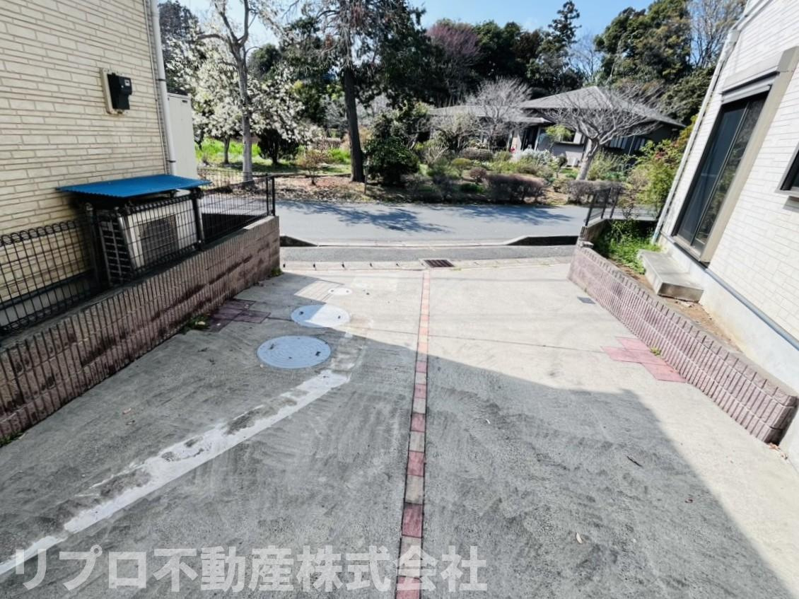 野田市柳沢戸建の駐車場|前面道路６．０ｍ公道です！駐車スペース２台分（車種による）あり♪