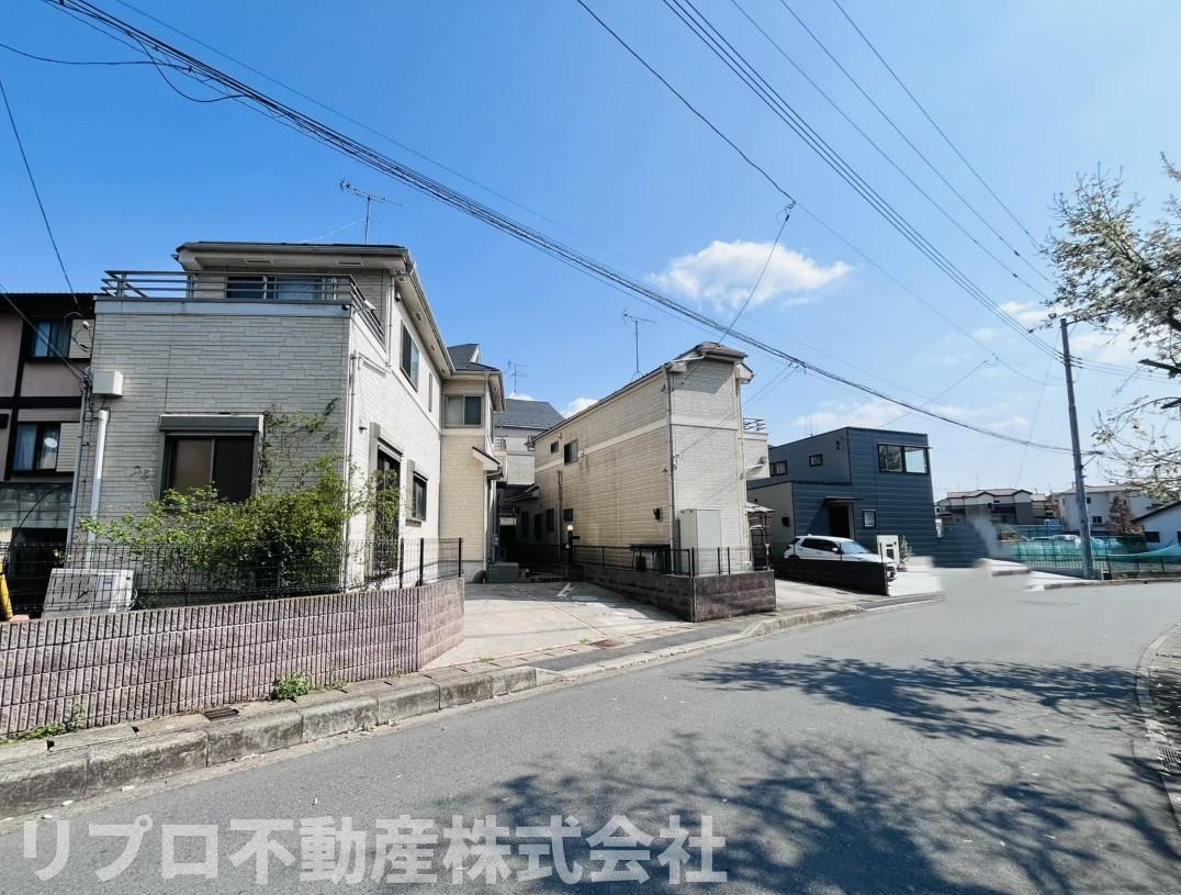 野田市柳沢戸建の前面道路含む現地写真|周辺は閑静な住宅街となります♪