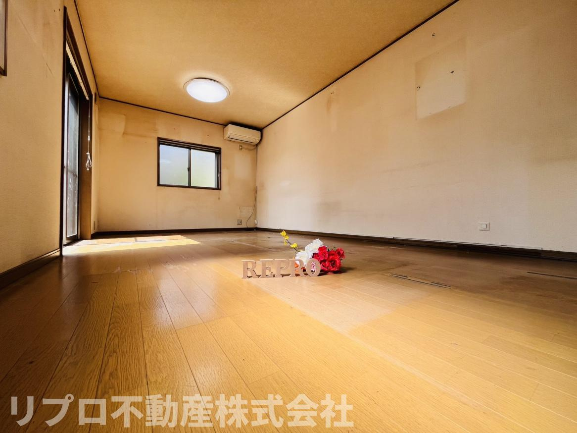 野田市柳沢戸建の居間・リビング|LDK１５．７５帖、エアコン付きです。リフォームなどのご相談はお気軽にどうぞ♪