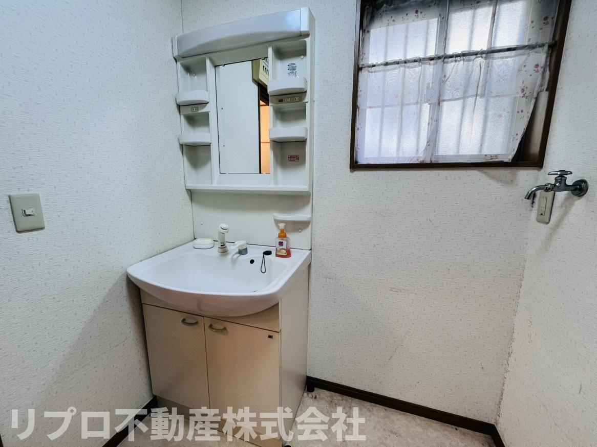 野田市柳沢戸建の独立洗面台|通気性の良い洗面室です♪