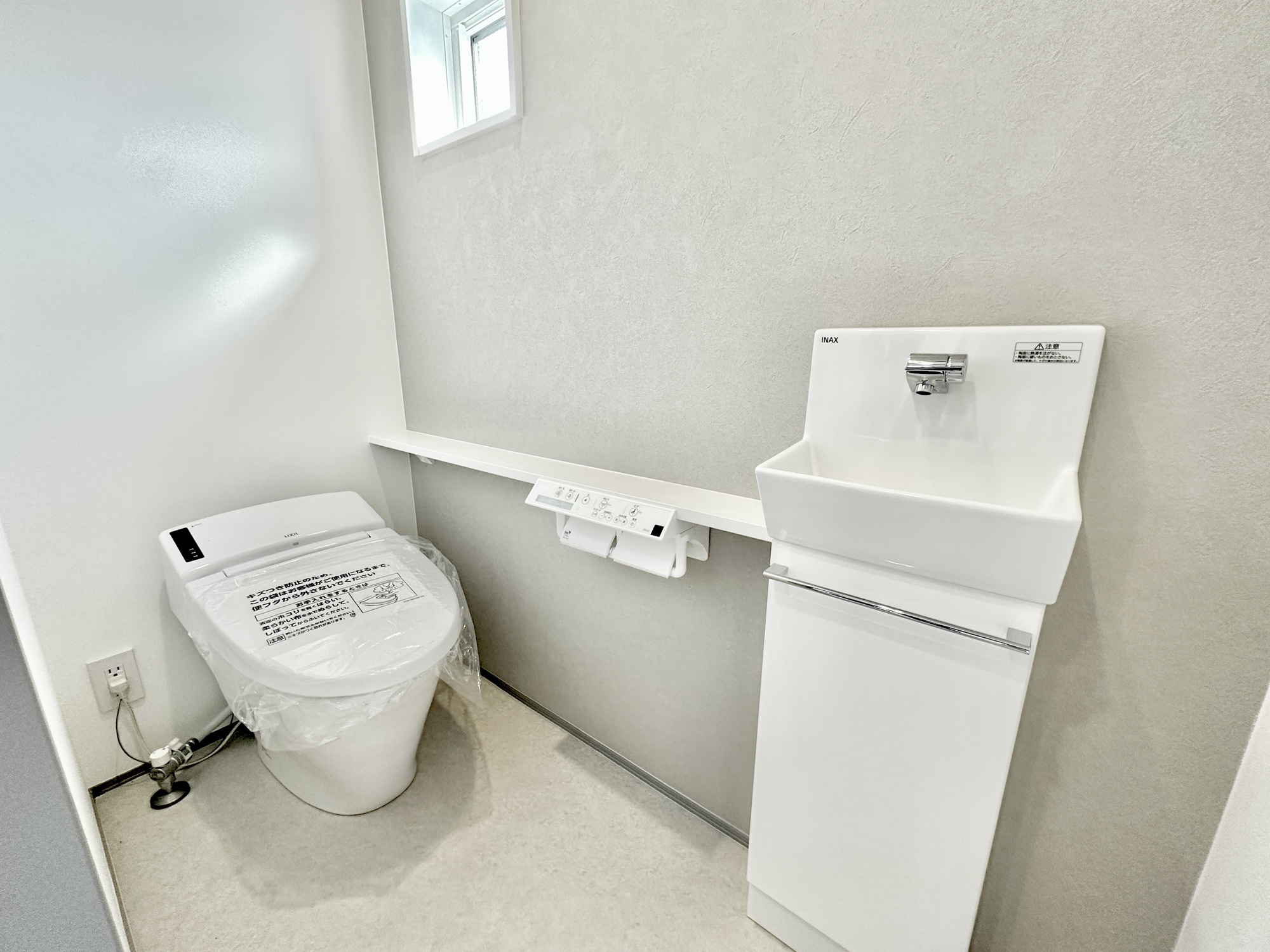 宇都宮市細谷町430　新築住宅全３棟のトイレ|【施工例】節水型でエコなトイレには、今では当たり前の洗浄付き。便座を温める機能もついていて、居心地良くてトイレから出られなくなるかも！換気用に換気扇はもちろん、窓も着いているので常に快適ですね♪