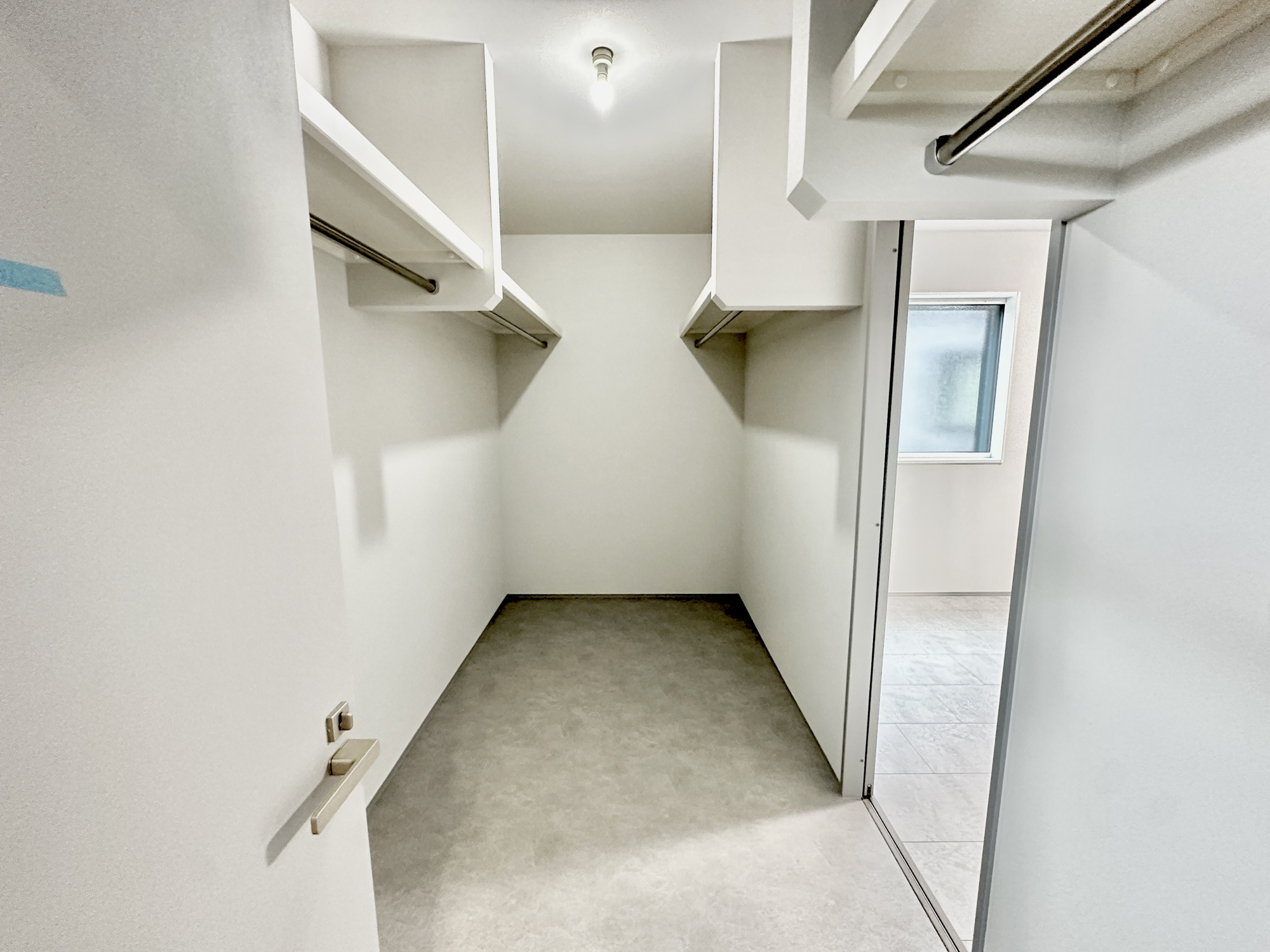 宇都宮市細谷町430　新築住宅全３棟の収納|【施工例】ウォークインクローゼットのある住まいで収納上手な生活を実現！衣類だけでなく、箱物や思い出の品もたっぷり収納できますので、整理整頓もスムーズに。居室空間をより広々と使えます！
