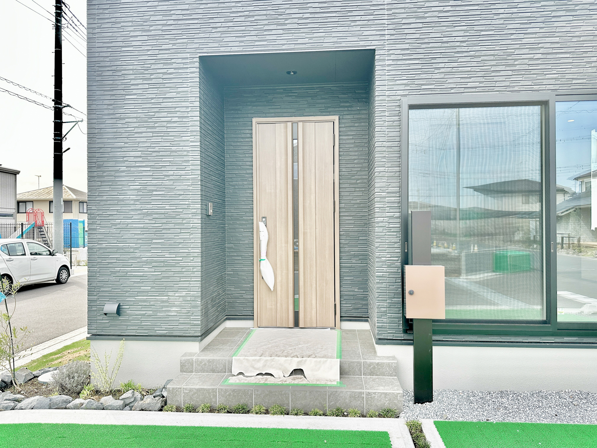 宇都宮市細谷町430　新築住宅全３棟の玄関|【施工例】玄関上は屋根があるので雨の心配いらず♪