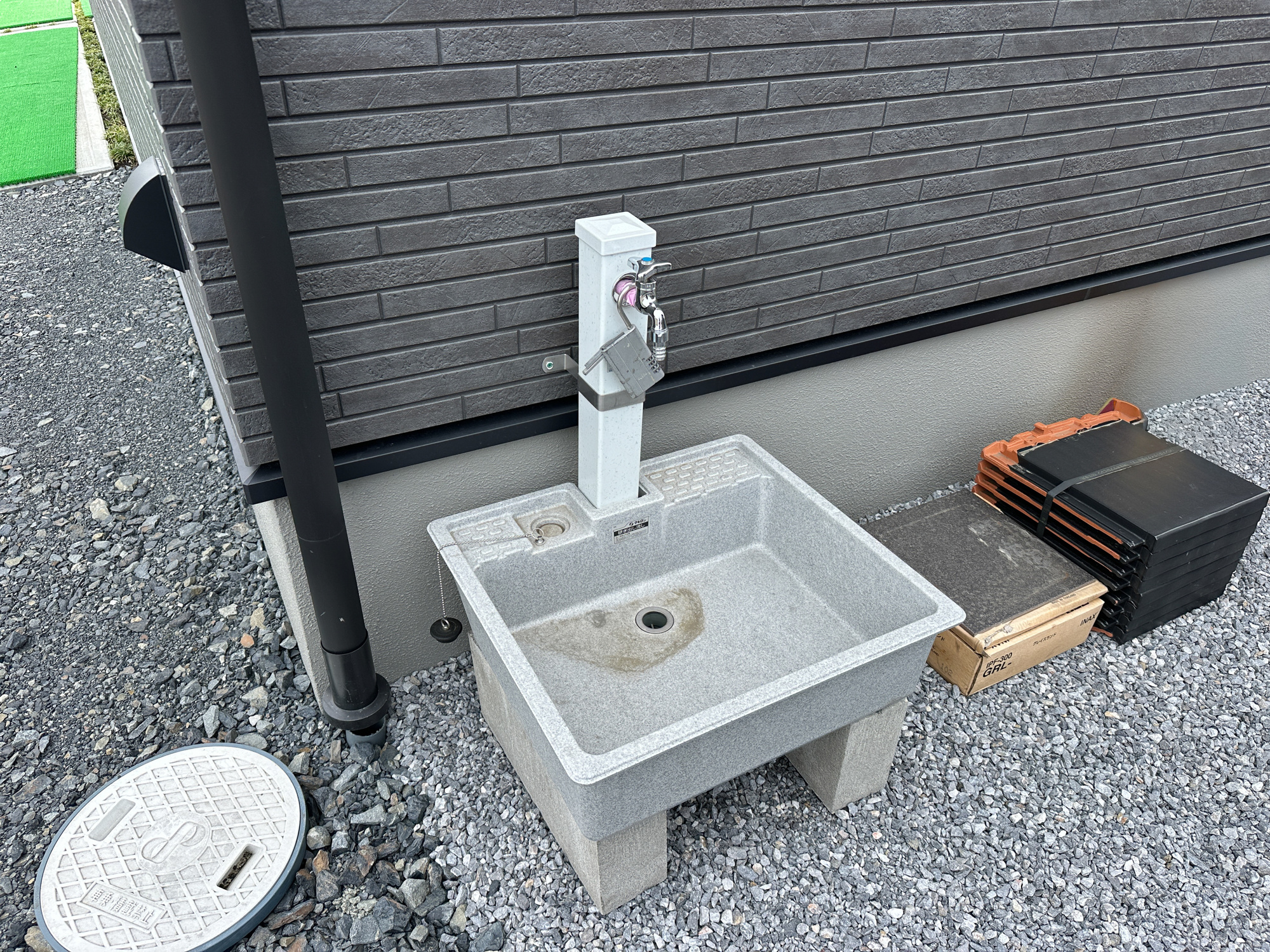 宇都宮市細谷町430　新築住宅全３棟の設備|【施工例】お庭には、立水栓があるのでお子様のお庭遊び後もすぐに手洗いが可能です♪