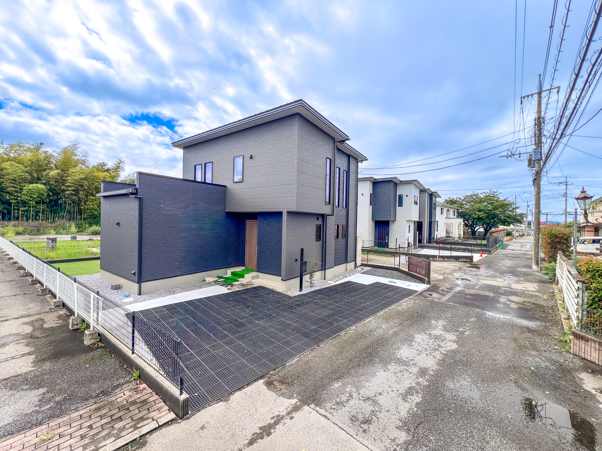 宇都宮市細谷町430　新築住宅全３棟の前面道路含む現地写真|閑静な住宅地で子育て家族にピッタリ。毎日のお散歩も快適な緑に恵まれたエリアで、自然に包まれた穏やかな暮らしを実現するための、ゆとりある住環境が整っています。