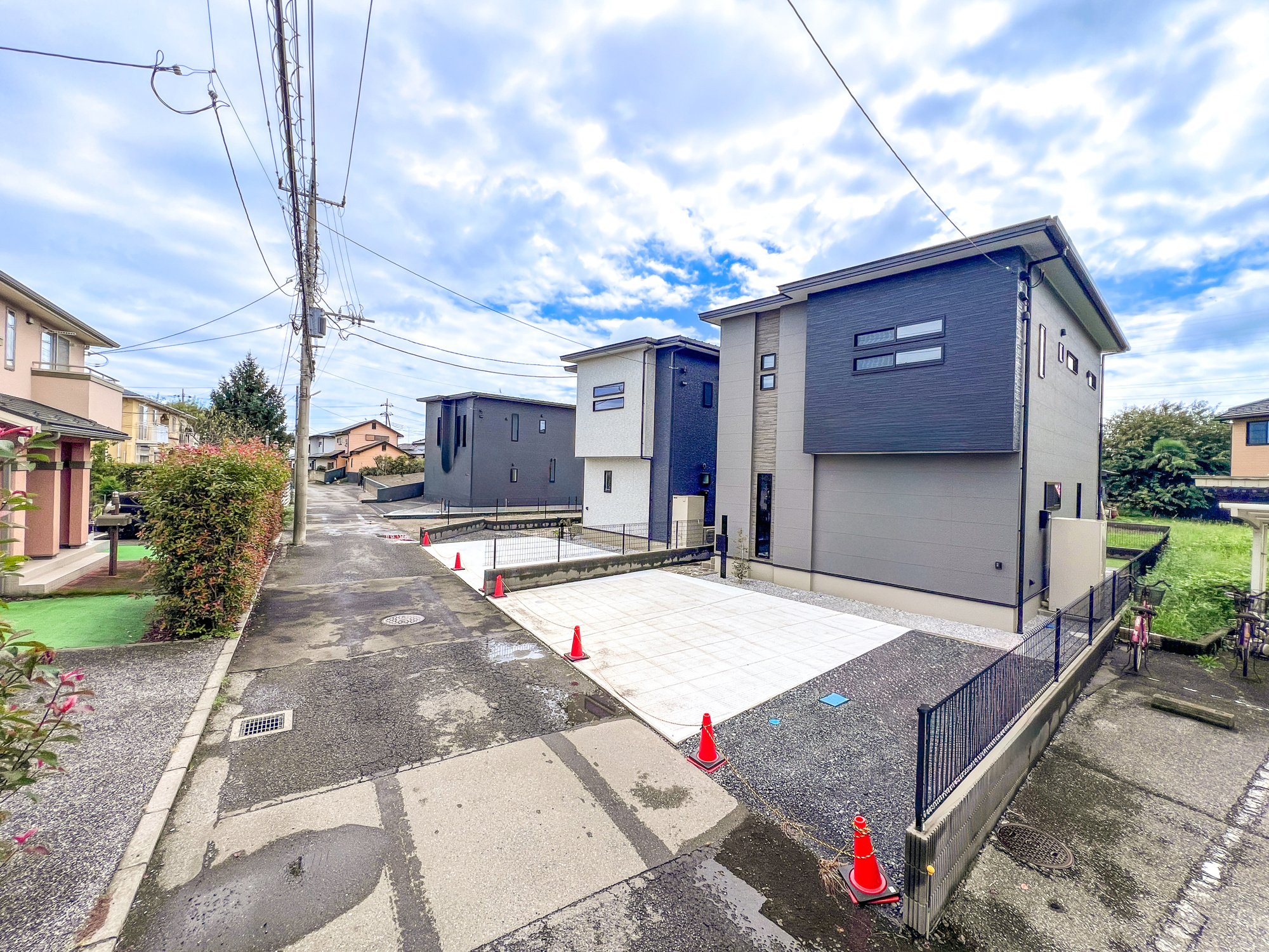 宇都宮市細谷町430　新築住宅全３棟の前面道路含む現地写真|低層の一戸建てを中心とした街並みが整然と続き、周辺は高い建物が建っていないので、採光や開放性に恵まれ、空が広く緑の多い閑静な趣を感じる環境です。