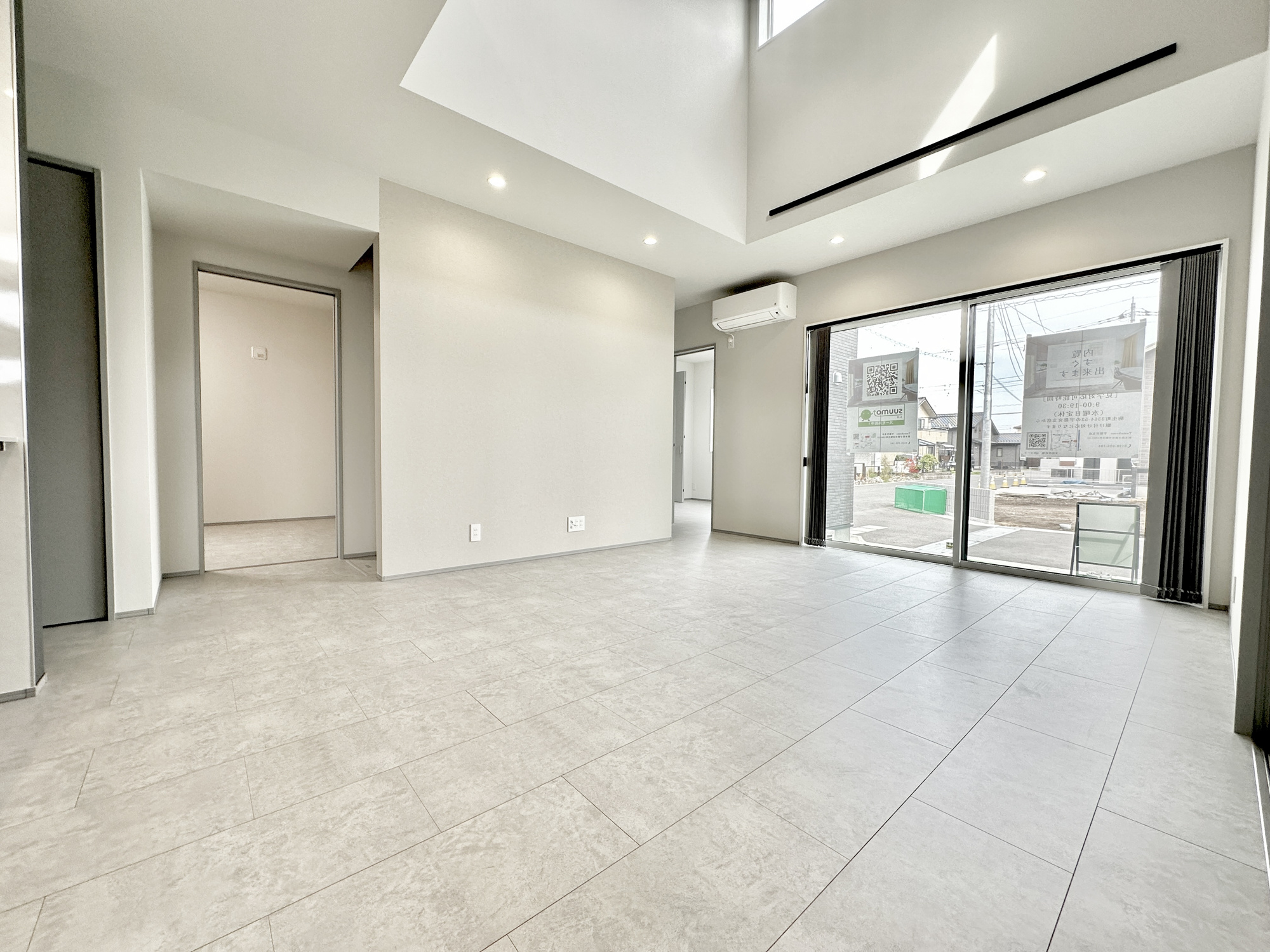宇都宮市細谷町430　新築住宅全３棟の居間・リビング|【施工例】オープンな空間を生み出す、こだわりの広がりとゆとり。家族と過ごす時間を大切にしたい方にぴったりの明るくゆとりある住空間です。南側の窓からの日差しがリビングの隅々までしっかりと届きます！ 