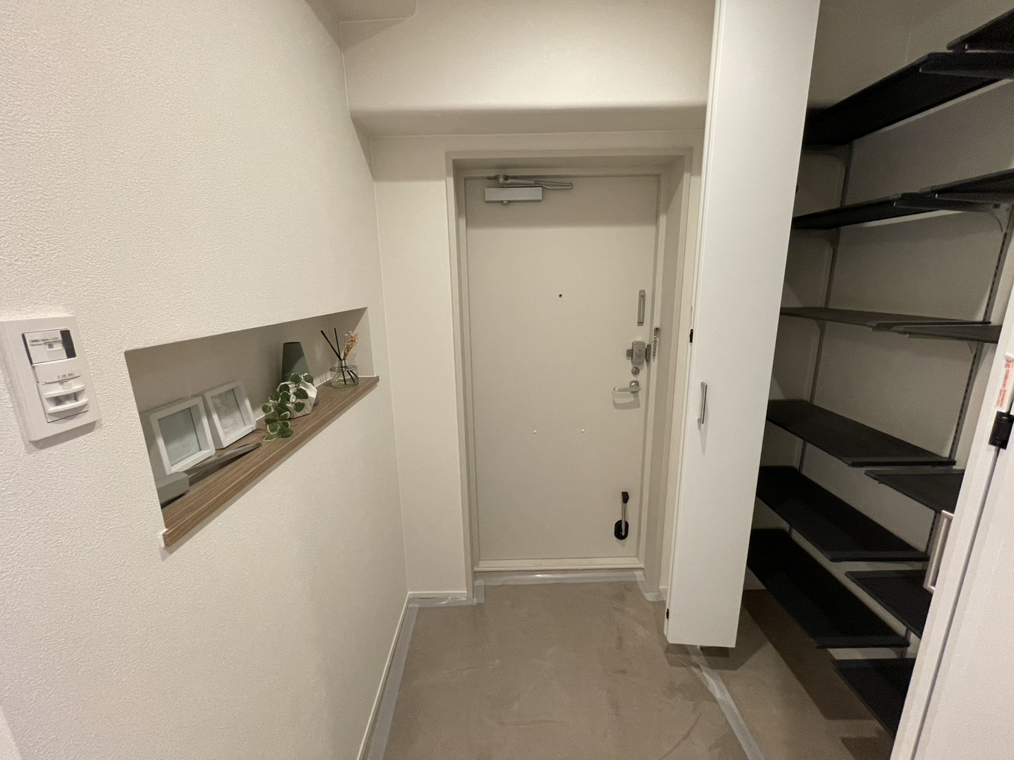 マンハイム芦屋の玄関|※設置されている家具・小物・照明はディスプレイ用です。家具・照明付き販売ではございません。