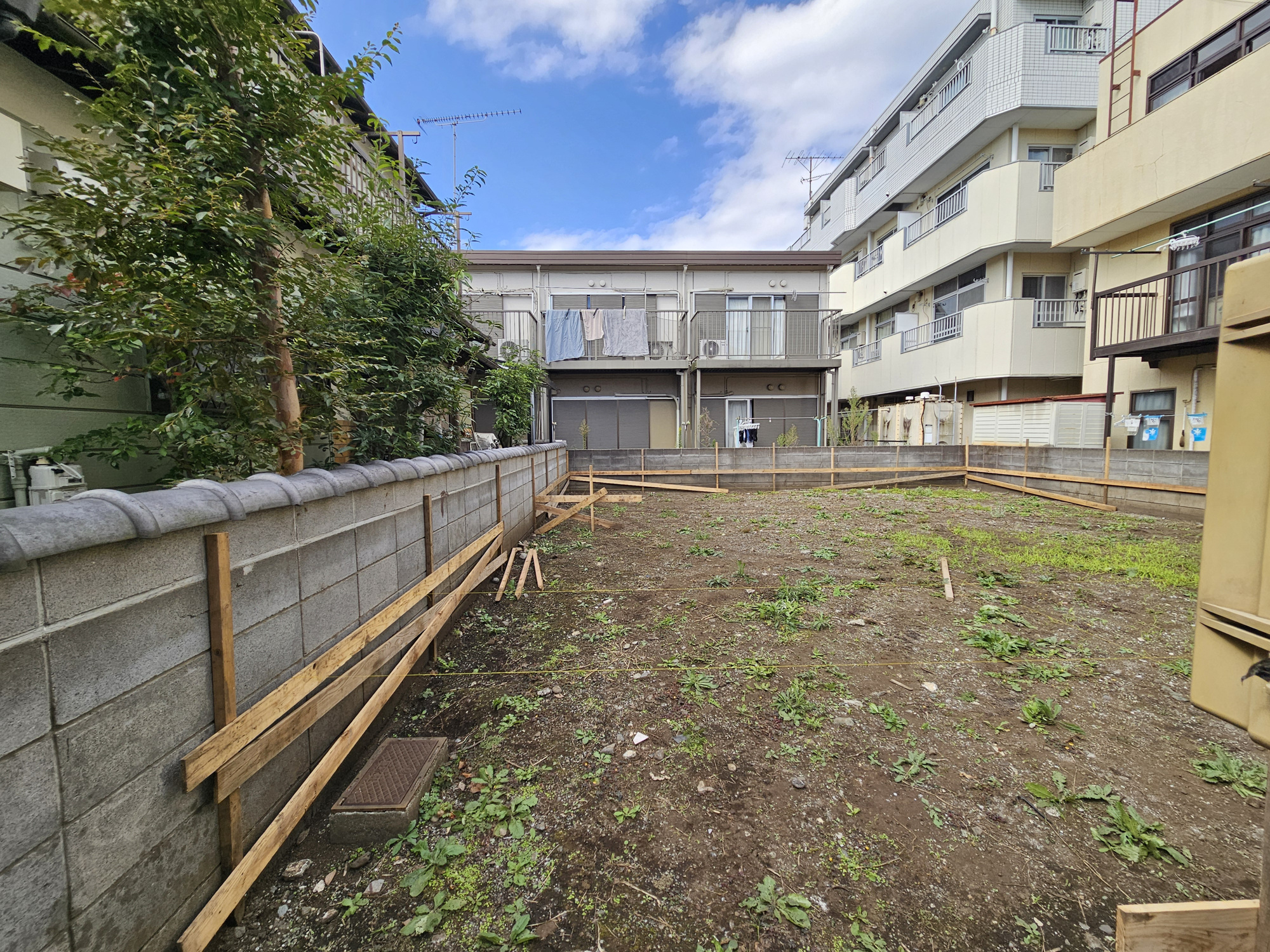 ◆駅まで平坦◆22帖LDK＆収納充実でゆとりある暮らし～東林間　新築戸建～の外観|駅徒歩10分・小学校徒歩8分・コンビニ徒歩2分の他、公園・スーパーや総合病院も徒歩圏内で生活環境は良好！２沿線利用可で通勤にも便利な立地。大容量パントリー・SIC・WICなど収納も充実しております。
