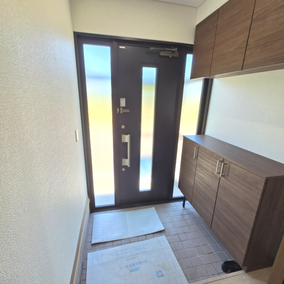 登別市登別町2丁目43-10　リフォーム済中古住宅の玄関