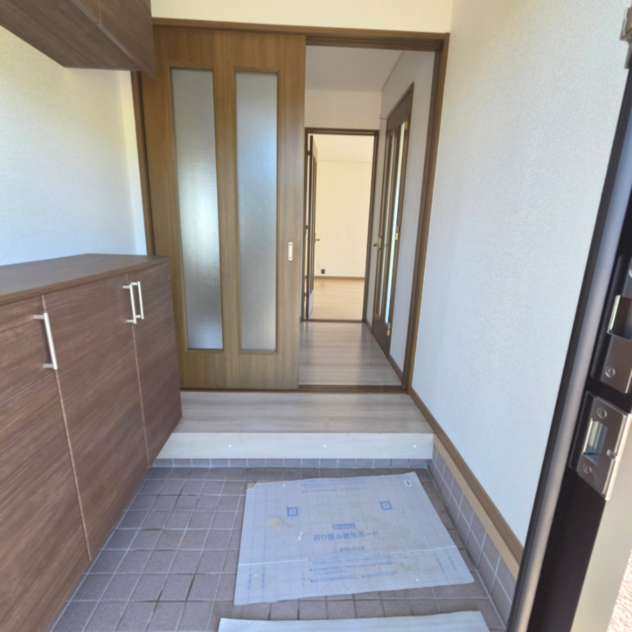 登別市登別町2丁目43-10　リフォーム済中古住宅の玄関