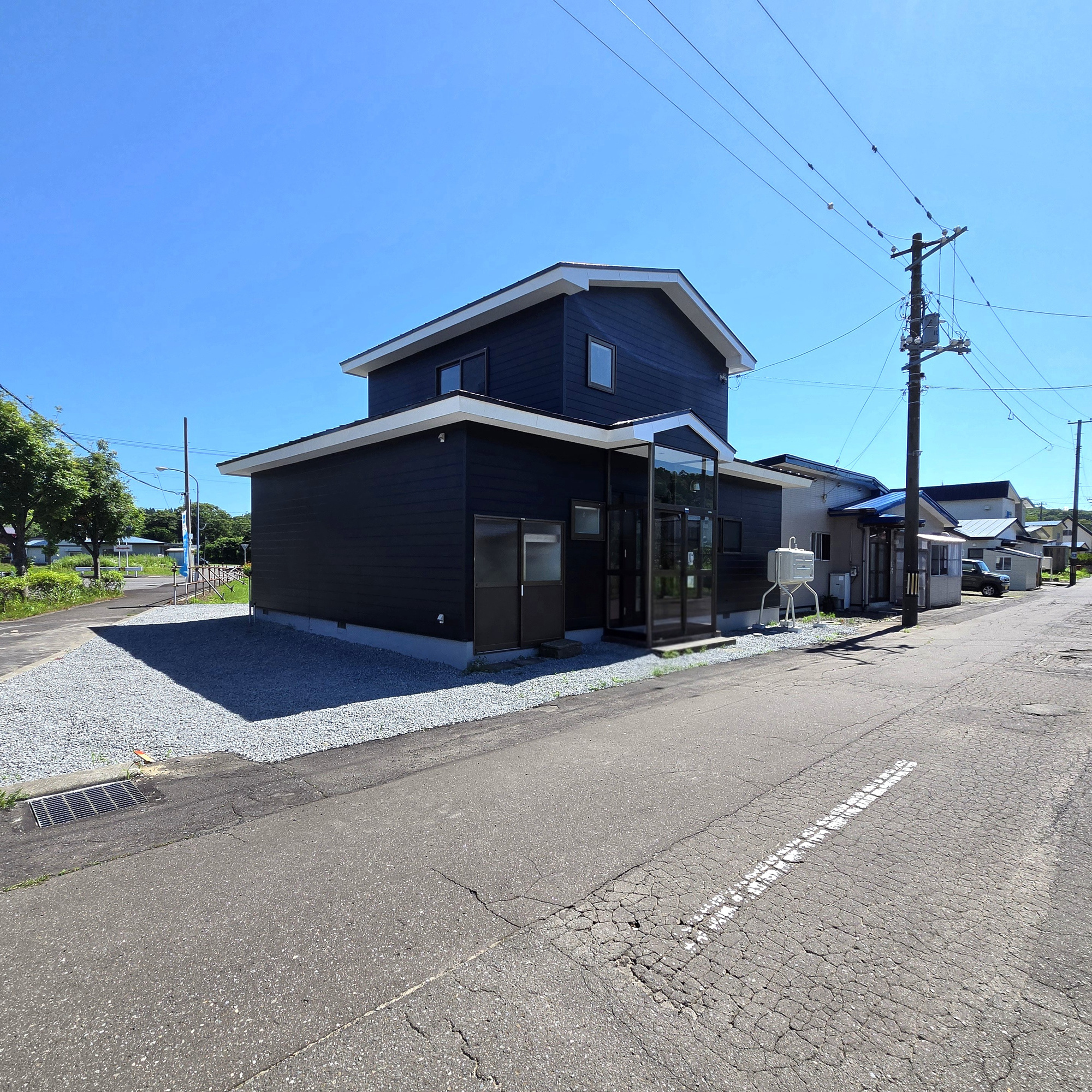 登別市登別町2丁目43-10　リフォーム済中古住宅の前面道路含む現地写真