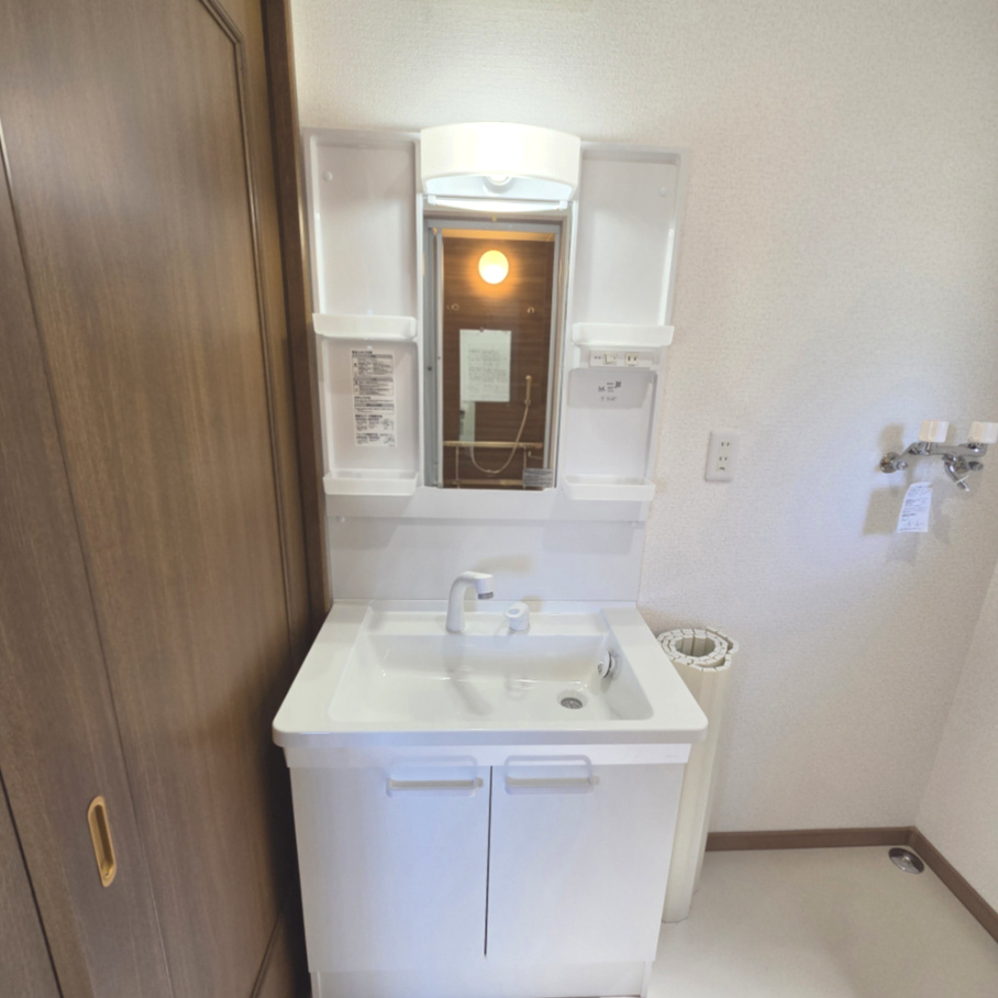 登別市登別町2丁目43-10　リフォーム済中古住宅の独立洗面台