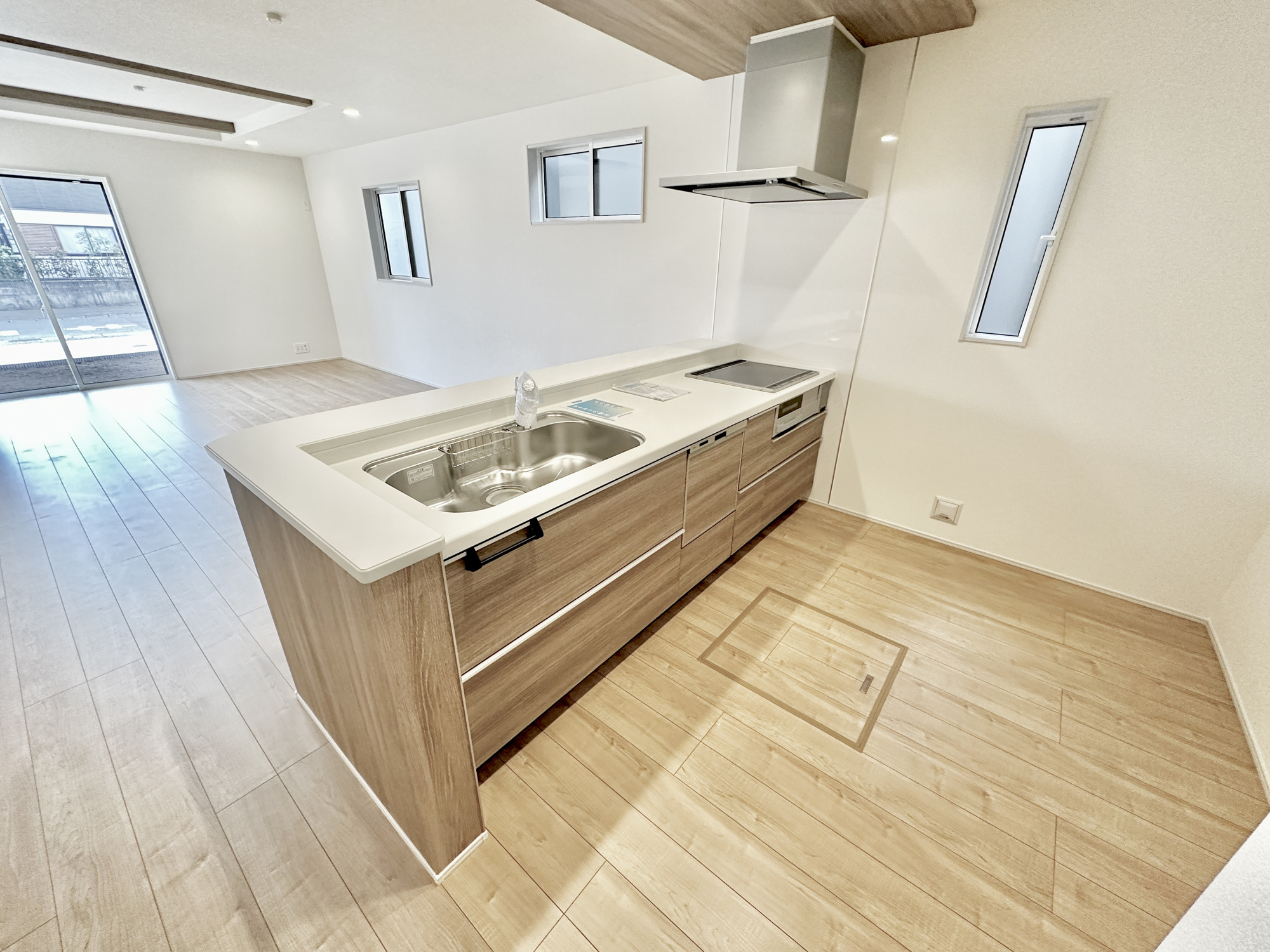 宇都宮市清原台３丁目　新築住宅全３棟のキッチン|ダイニングからワークスペースを見渡せる、見せるキッチン。ダイニングとの空間のつながりが、スペースのゆとりを生み出します♪