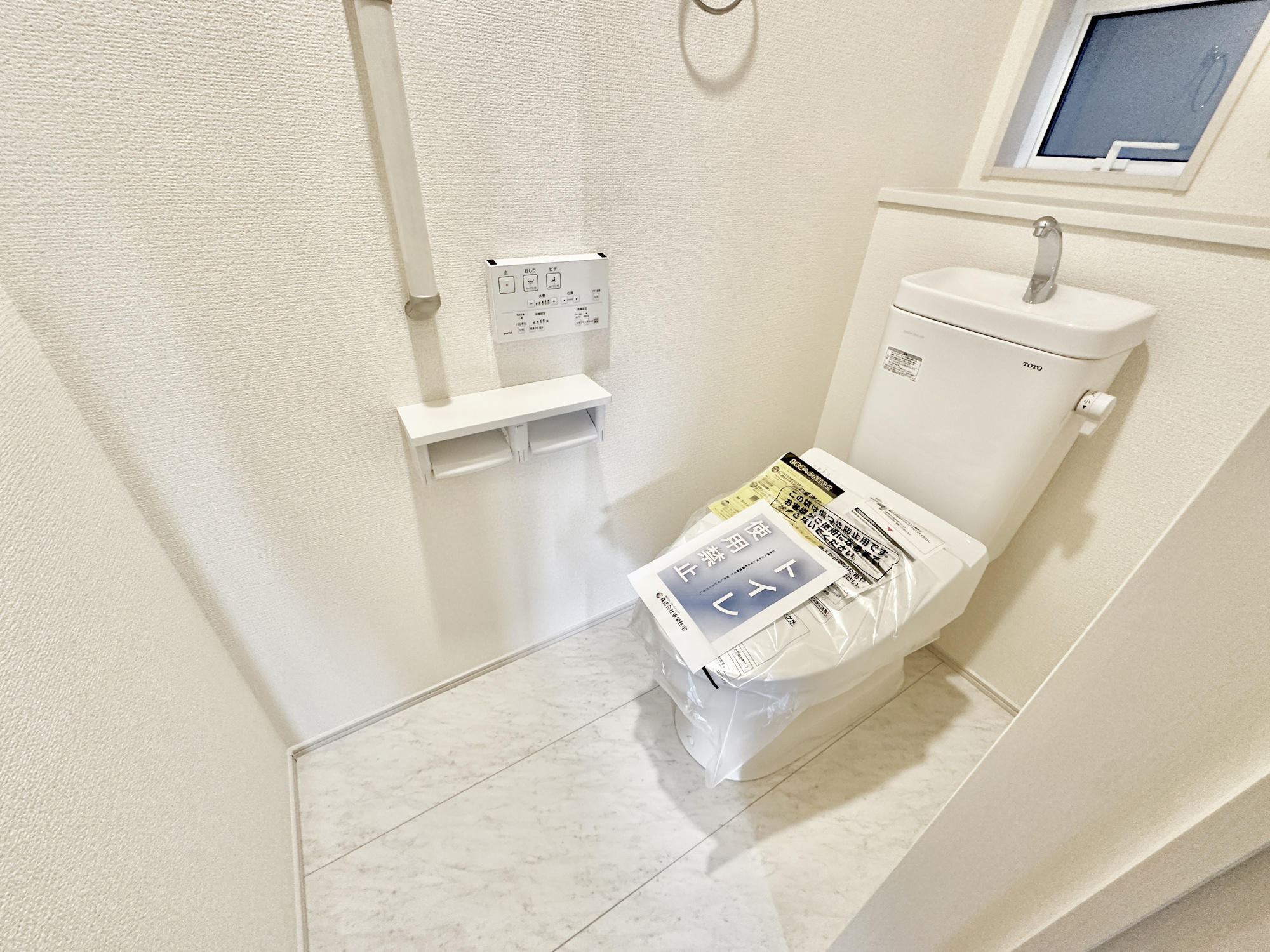 宇都宮市清原台３丁目　新築住宅全３棟のトイレ|節水型でエコなトイレには、今では当たり前の洗浄付き。便座を温める機能もついていて、居心地良くてトイレから出られなくなるかも！換気用に換気扇はもちろん、窓も着いているので常に快適ですね♪